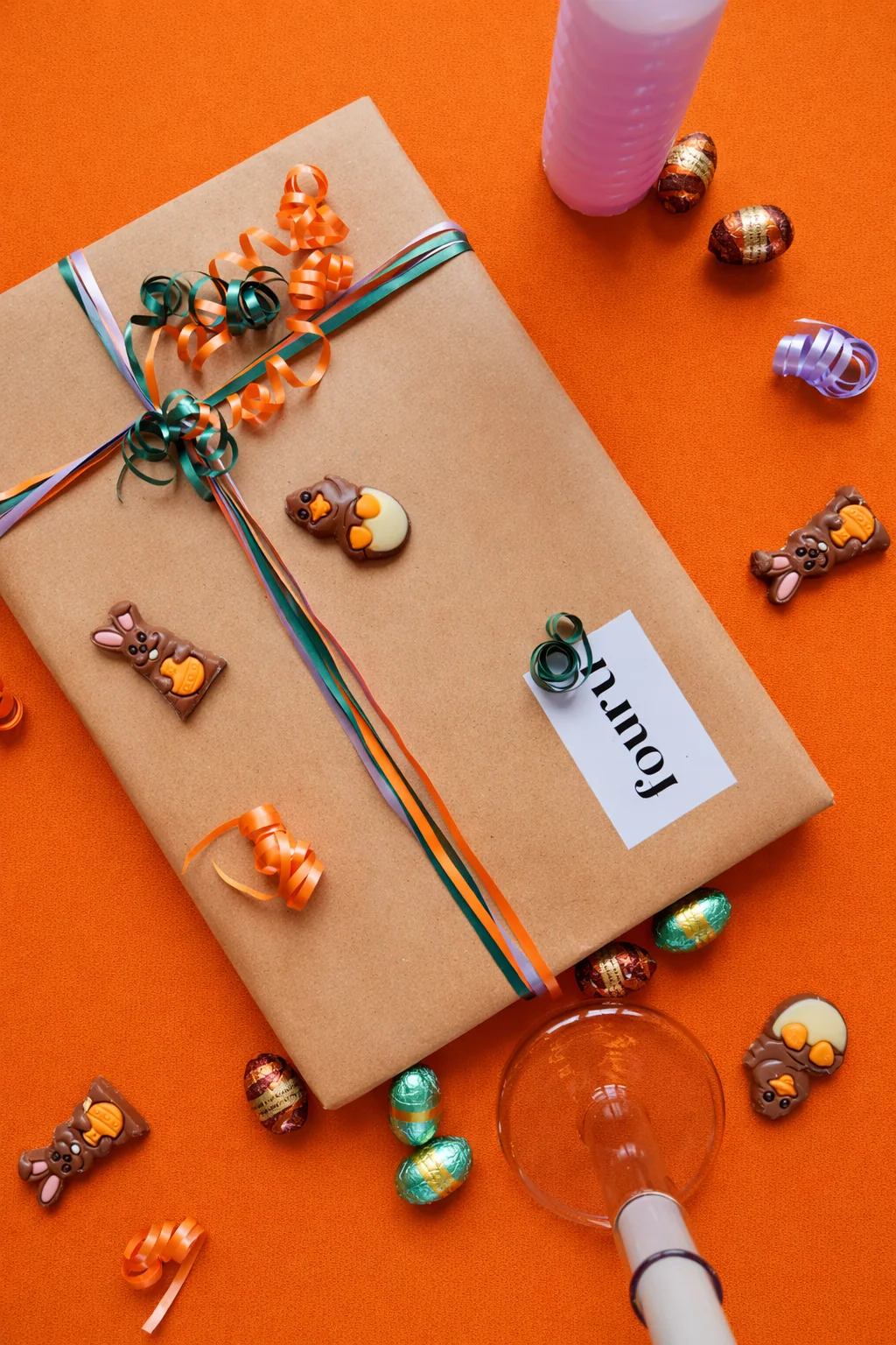 Paascadeau van FOURU met oranje lint